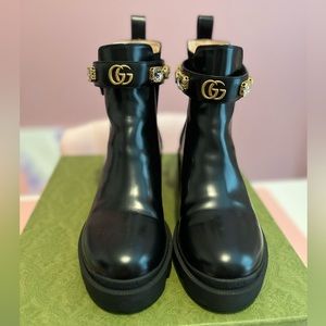 LEATHER ANKLE BOOT WITH BELT


Worn 2x
Size 39.5